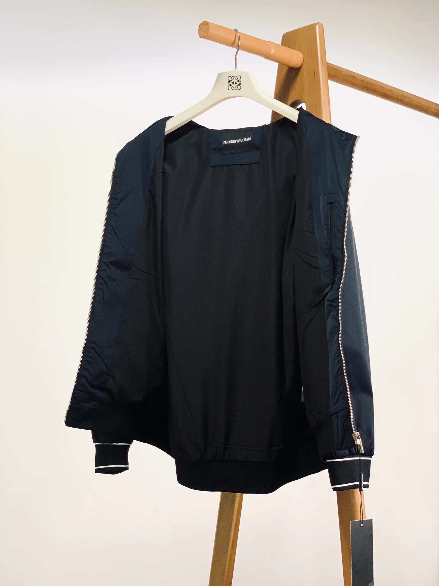 Em Porio Armani Armani Casual Hooded Jacket Windbreaker Jacket 🧥, the upper body becomes slimmer and whiter in seconds, the handle is perfect, and hardware accessories are provided for decoration. Suitable for both business, commuting and leisure, you can be satisfied with various daily outfits. The upper body is full of style and full of high-end sense! Pockets are designed on both sides of the body, making these designs more convenient and practical! Premium custom hardware engraved zipper pull accessories and Classic triangle logo decoration on the chest increase the overall sense of layering, making a simple jacket instantly rich! ! It keeps you warm and adds layering to your outfit. It has a great effect on the upper body. Two colors are recommended………………………………………………………………… ❥∙Size: M-3XL